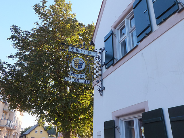 Schild mit Hinweis auf Schützenheim und Wappen von Offingen